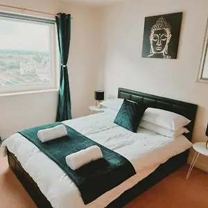  Apartment ⭑ Staywelcome- Stylish Near Heathrow, Skyline Views ⭑ United Kingdom